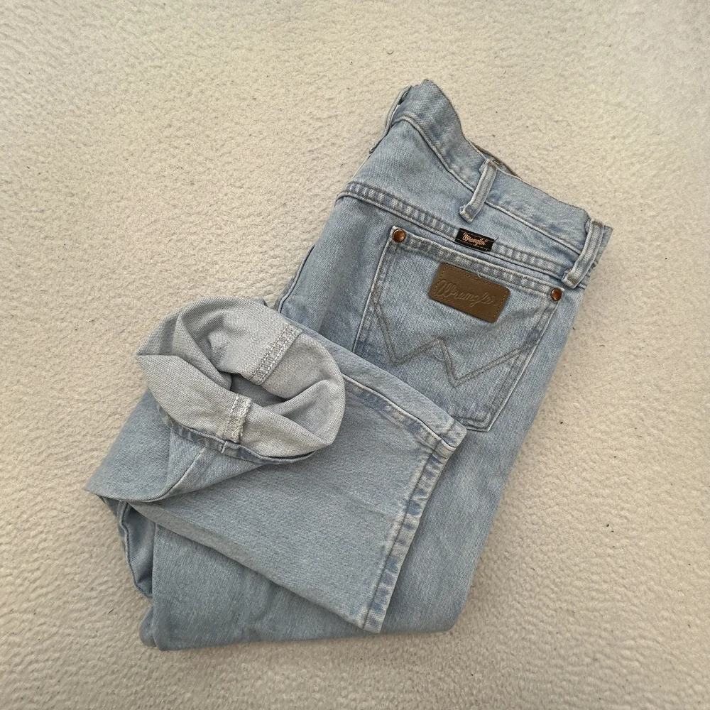 Wrangler Jeans Mens 38x32 1013MWZGH Light Wash Denim Relaxed Fit Straight Leg